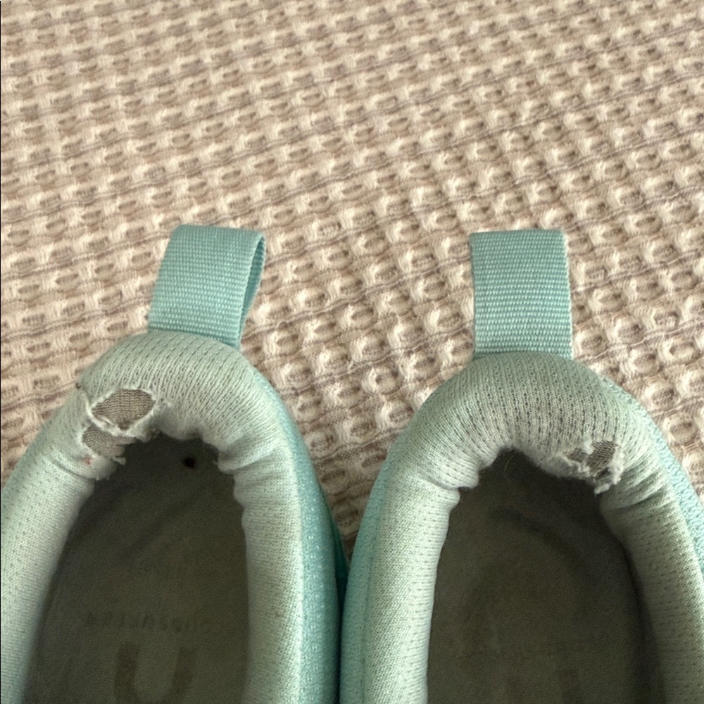 Light Teal Women's Running Sneakers
ON Running shoes. Size 7.5 - Picture 5 of 7
